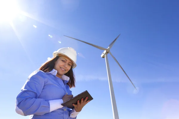 Жінка-інженер, що працює з планшетом на вітроелектростанції — стокове фото