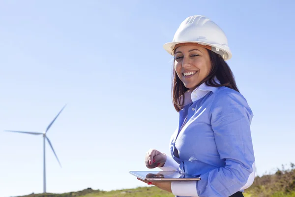 Kvinnliga ingenjör som arbetar med en tablett på wind farm — Stockfoto