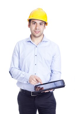 tablet PC beyaz izole, çalışan yakışıklı mühendisi