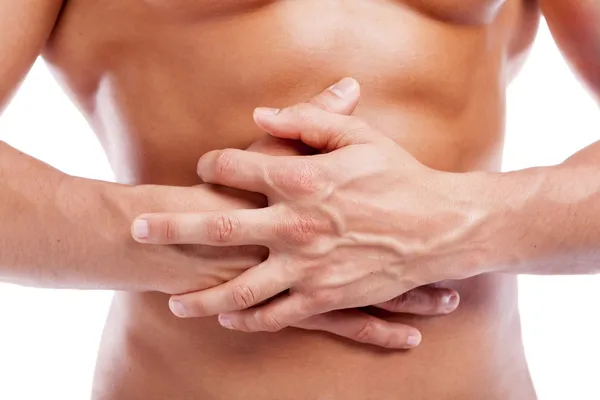 Hombre muscular con dolor de estómago, aislado sobre fondo blanco —  Fotos de Stock