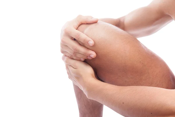 Мускулистый человек с болью в колене, изолированный на белом фоне — стоковое фото