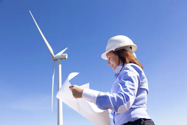 Une ingénieure tient un plan directeur au parc éolien — Photo