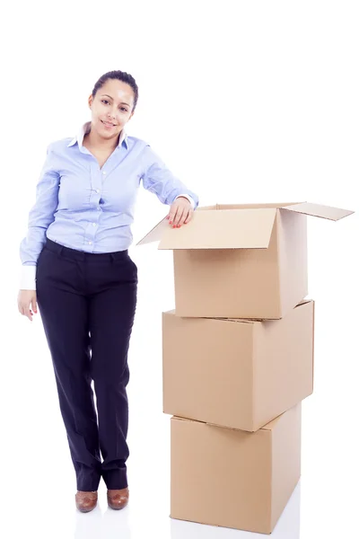 Жінка стоїть з картонними коробками — стокове фото