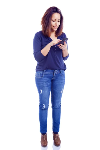 Frau schickt eine SMS — Stockfoto