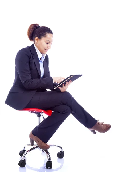 Podnikatelka sedí na židli — Stock fotografie