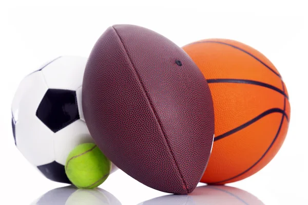Спортивные мячи на белом фоне — стоковое фото