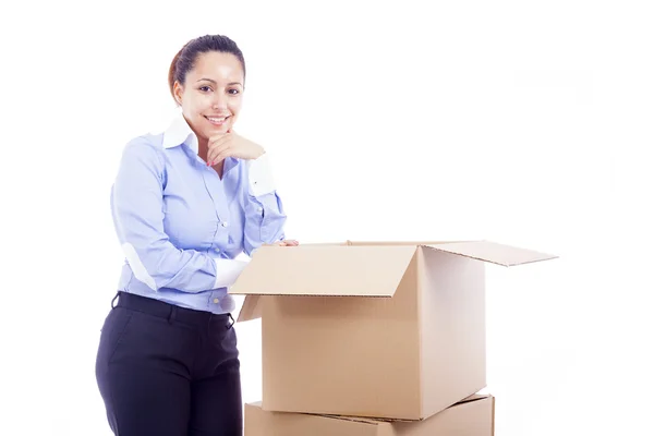 Žena stojící s kartonovými krabicemi, izolovaná na bílém — Stock fotografie