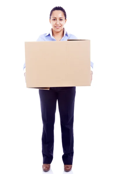 Empresária carregando uma caixa de cartão, isolada em fundo branco — Fotografia de Stock