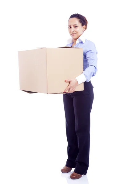 Empresária carregando uma caixa de cartão, isolada em fundo branco — Fotografia de Stock