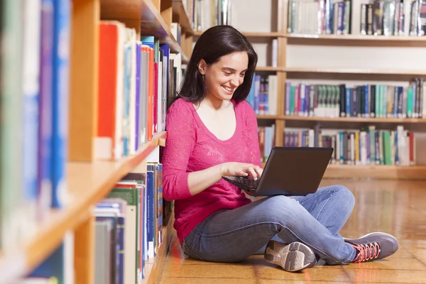 Estudiante trabajando con el ordenador portátil — Foto de Stock