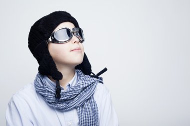 pilot çocuk gri bir arka plana dayanır