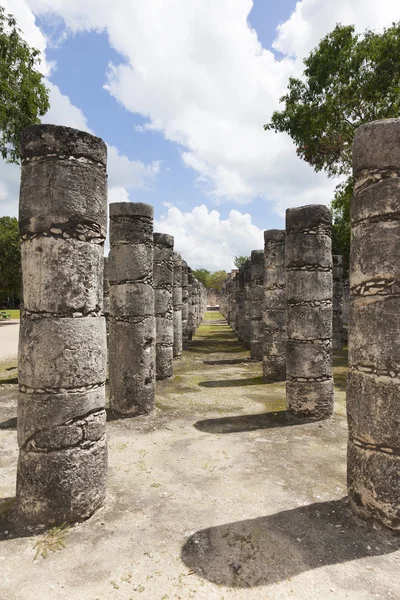 Säulen im Tempel der tausend Krieger — Stockfoto