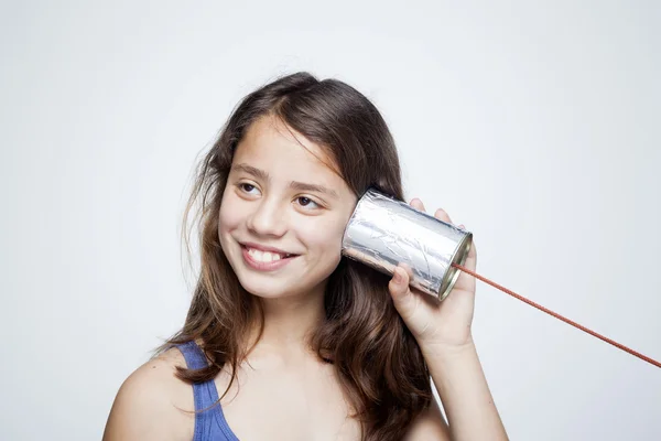 Criança sorridente feliz usando uma lata como telefone — Fotografia de Stock