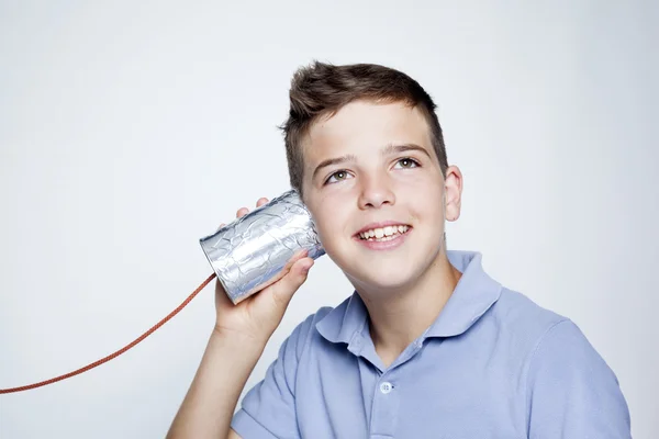 Sorrindo menino usando uma lata como telefone — Fotografia de Stock