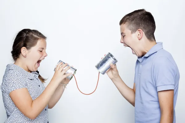 Niños gritando a una lata — Foto de Stock