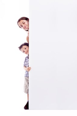 mutlu gülümseyen çocuklar üzerinde beyaz backg izole boş başlık gösterilen