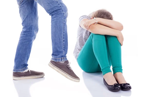 Menina sendo chutada por um menino, isolado no fundo branco — Fotografia de Stock