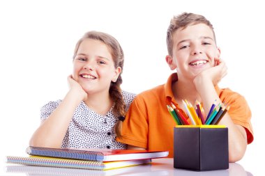 iki okul çocukları üzerinde beyaz backg izole masasında portresi