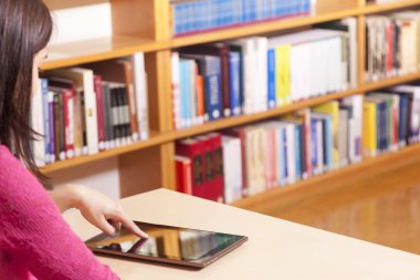 tablet bilgisayar kullanarak kız öğrenci