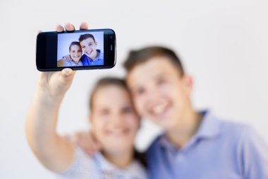 erkek ve kız selfie alıyor