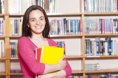 kız öğrenci holding kitaplar