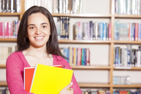O studentă fericită care deține cărți — Fotografie, imagine de stoc