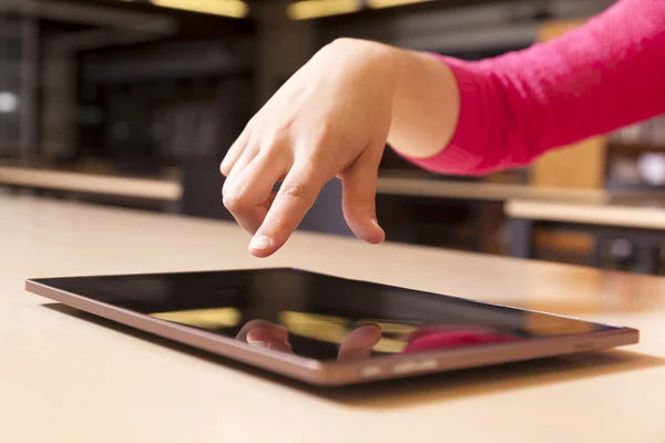 Hand pekar på tablet PC — Stockfoto