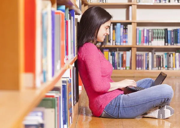 Studente donna che lavora con il computer portatile — Foto Stock