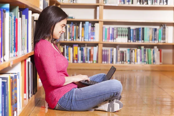 Estudante do sexo feminino trabalhando com laptop — Fotografia de Stock