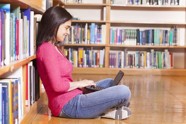 Studente donna che lavora con il computer portatile — Foto Stock