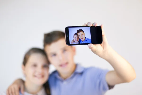 Niño y niña tomando selfie — Foto de Stock