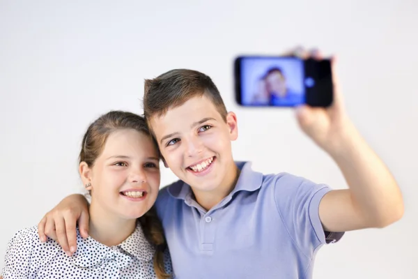 Ragazzo e ragazza prendendo selfie — Foto Stock