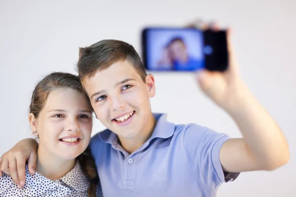 Ragazzo e ragazza prendendo selfie — Foto Stock
