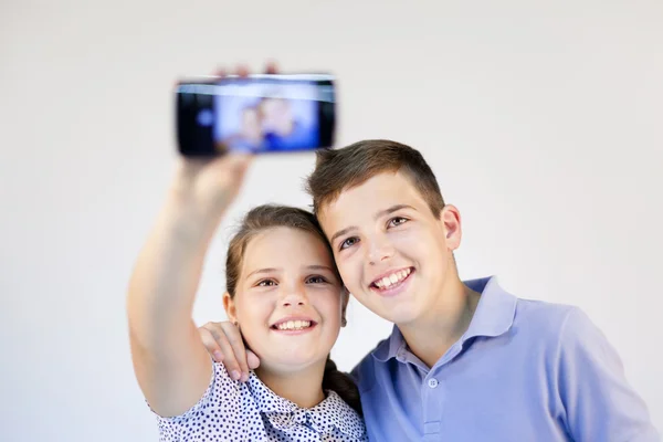 Niño y niña tomando selfie — Foto de Stock