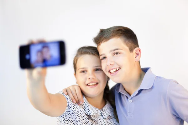 Ragazzo e ragazza prendendo selfie — Foto Stock