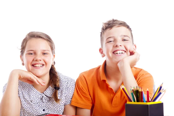 Duas crianças da escola na mesa — Fotografia de Stock