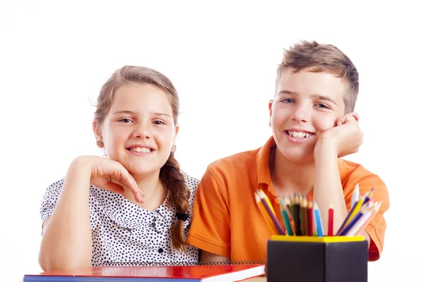 Duas crianças da escola na mesa — Fotografia de Stock