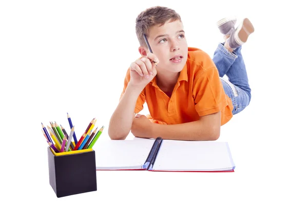 Nadenkend schooljong geitje opzoeken, geïsoleerde op witte achtergrond — Stockfoto