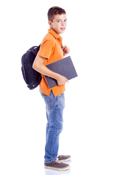 Retrato de un niño sonriente con una mochila sosteniendo un cuaderno — Foto de Stock