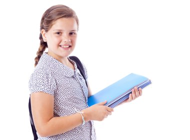 defter tutan sırt çantası ile gülümseyen bir liseli kız portresi