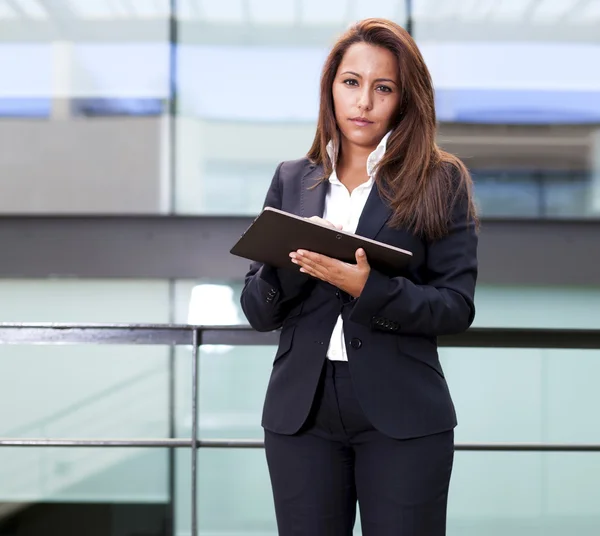 Jonge zakenvrouw met behulp van zijn digitale Tablet PC op kantoor — Stockfoto