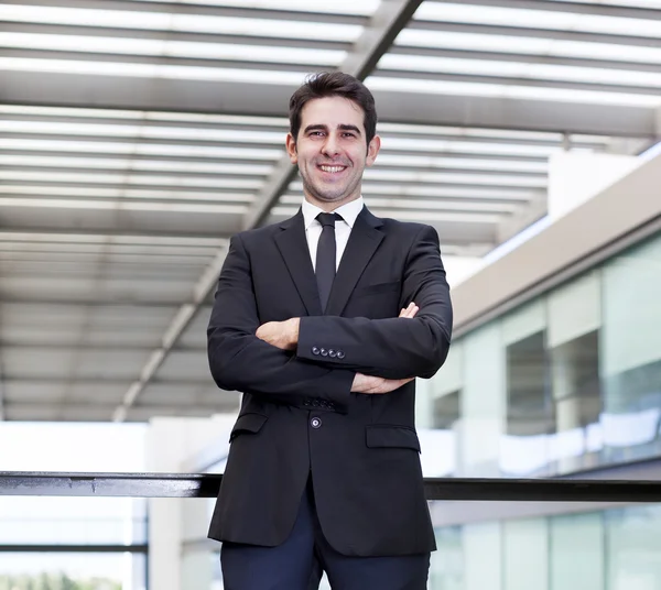 Portrait d'un jeune homme d'affaires souriant au bureau moderne — Photo