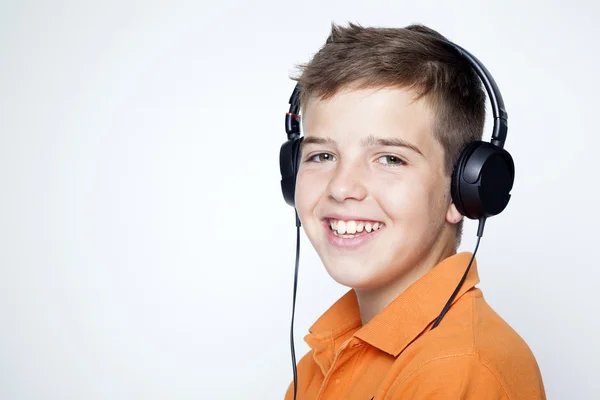 Menino com fones de ouvido ouvir música — Fotografia de Stock