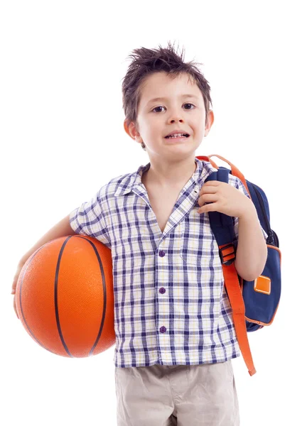 Escola garoto segurando uma bola cesta — Fotografia de Stock