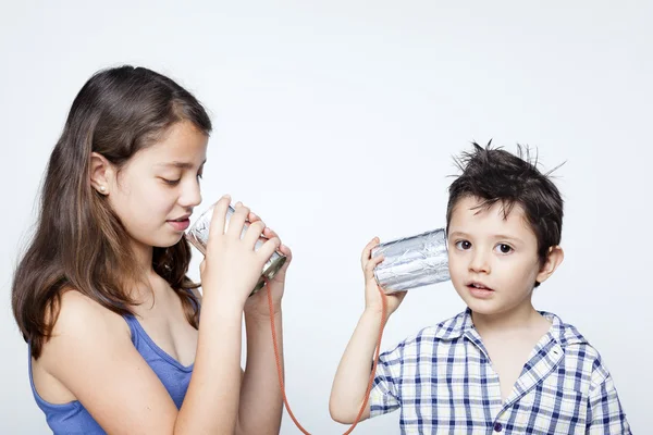 Kinderen met behulp van een blikje als telefoon — Stockfoto