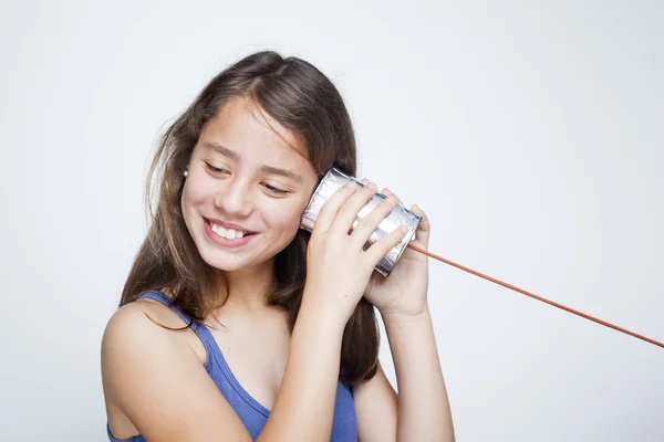 Счастливый ребенок, использующий банку в качестве телефона — стоковое фото