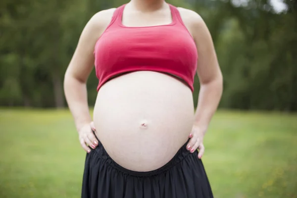 Sød gravid mave udendørs - Stock-foto