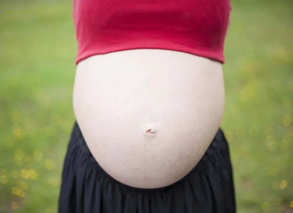 Schwangerschaftsbauch im Freien — Stockfoto