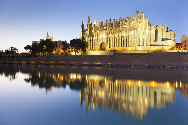 Katedralen i palma de mallorca i solnedgången — Stockfoto