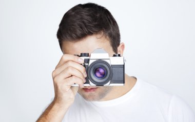 Retro bir kamera ile adam
